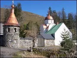 Voici le monastère orthodoxe de la commune Auvergnate de Marcenat. Pour le voir, nous devons nous rendre dans le département ...