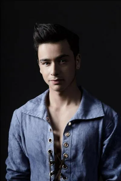 Qui interprète le rôle d'Adrien ?