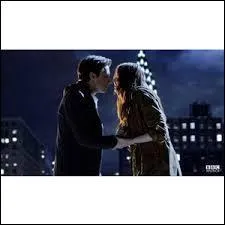 Que décide de faire Amy lorsque Rory s'apprête à sauter du toit ?