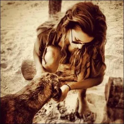 Par qui la jeune chanteuse a-t-elle été lancée ?