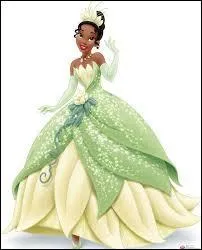 Quelle est la couleur de sa première robe de bal ?