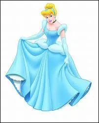 Quelle est la couleur de sa première robe de bal ?