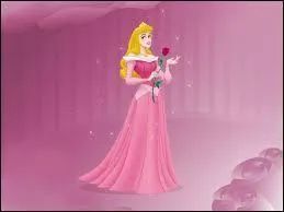 Quelle est la couleur de sa première robe quand elle rencontre le prince ?