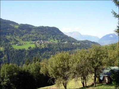 Dans quel département est situé le sublime village de Saint-Nicolas-de-Véroce qui surplombe les bois de mélèzes du val Montjoie ?
