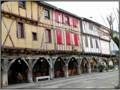 Quelle est cette bastide de plan orthogonal du département de l'Ariège , située sur l'Hers ?