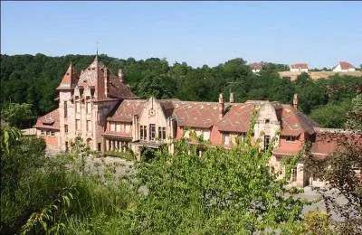 Dans quel département êtes-vous si vous passez vos vacances à Néris-les-Bains, cité connue depuis l'époque romaine pour les vertus de ses eaux ?