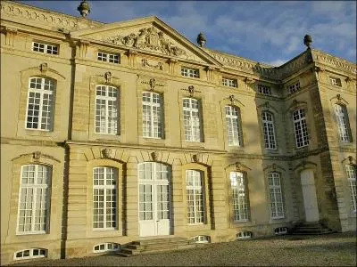 Quelle est cette demeure d'une sobre élégance élevée entre 1763 et 1767 près d'Argentan dans le département de l'Orne ?