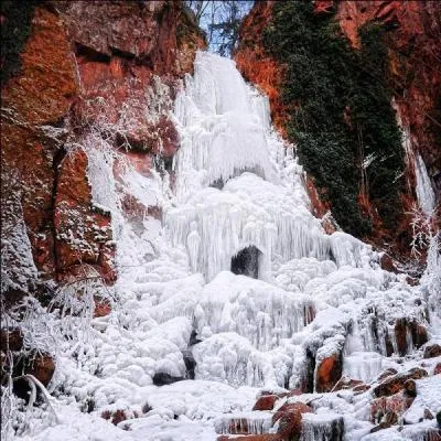 Dans quel département pourrez-vous admirer Le Nideck où vous verrez une cascade de 25 mètres se jetant du haut d'un rocher de porphyre ?