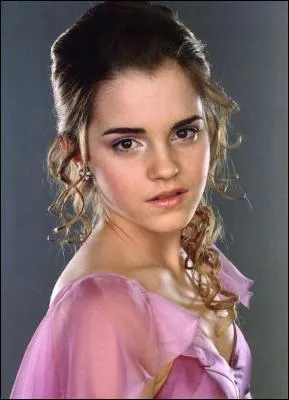 Qui accompagne Hermione au bal de Noël dans "Harry Potter 4" (La Coupe du feu) ?