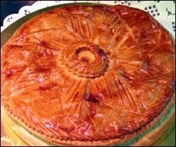 Egalement à base de viande marinée, la tourte lorraine présente une particularité esthétique puisque le dessus de la pâte est orné d'une sorte de petit cratère. Peu de temps avant la fin de la cuisson, que met-on à l'intérieur de ce dernier ?