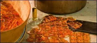 Quel est le nom de cette petite friandise de couleur dorée et originaire de la ville de Nancy ?