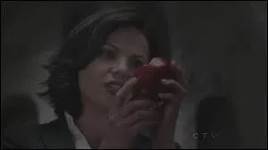 Dans l'épisode 21 de la saison 1, qui mange le chausson aux pommes de Régina à la place d'Emma ?