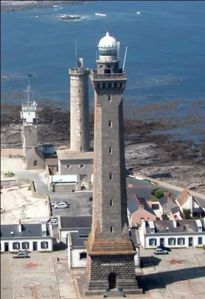 Les murs du phare d'Eckmühl sont entièrement bâtis en granite de Kersanton. C'est l'un des monuments les plus visités du département.