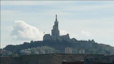 Construite au sommet d'une colline calcaire, la basilique Notre-Dame de la Garde domine le Vieux-Port de la cité phocéenne. Surnommée 'la Bonne Mère' par les Marseillais, elle fête ses 800 ans en 2014.