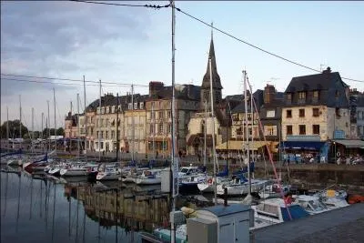 Le port de Honfleur est un lieu prisé par de nombreux peintres et photographes. Ses étroites maisons en ardoises se reflétant dans le bassin offrent un spectacle inoubliable.