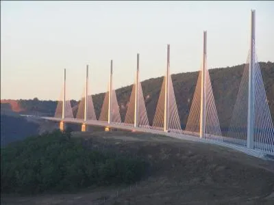 Ouvrage d'art, prouesse technologique, le viaduc de Millau, pont autoroute et pont à haubans, d'une longueur de 2 460 mètres, a été construit de 2001 à 2004.