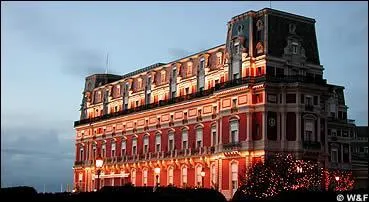 L'Hôtel du Palais, portait un autre nom de sa construction en 1854 jusqu'en 1893, lequel était-il ?