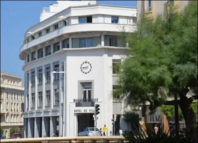 Qui est l'actuel maire de Biarritz depuis mars 2014 ?