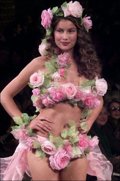 Quel couturier habilla Laeticia Casta d'une robe faite de roses roses ?