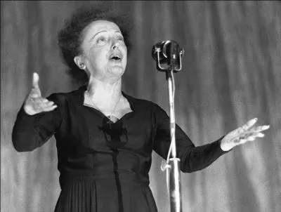 Piaf chante "la vie en rose", cochez le vers qui contient une erreur.