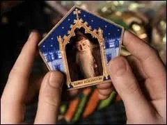 Plus tard dans le film, Harry rencontre Ron et prend le Poudlard Express pour aller au collège. Durant le voyage Harry prend un Choco Grenouille et reçoit une carte de Dumbledore dans la boîte mais que se passe-t-il sur cette carte ?