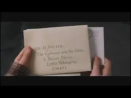 Plus tard dans le film Harry recevra une mystérieuse lettre, mais qui lui envoie cette lettre ?