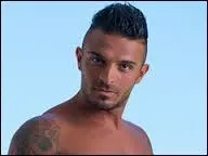 Julien est en couple avec ...