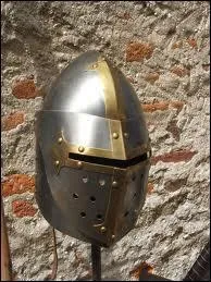 Comment appelle-t-on l'équipement des chevaliers pour se protéger la tête ?
