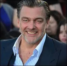 Je joue le rôle de Marcus, chef du gouvernement et père de Tobias. Je suis :