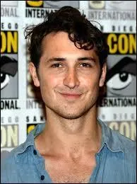 Je joue le rôle de Will, un des amis de Tris et Christina. Je suis :