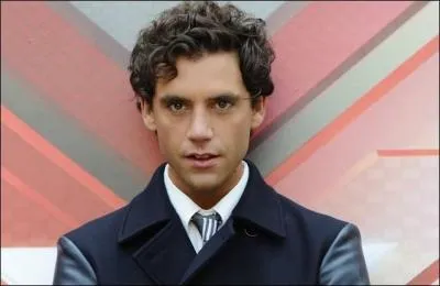 En quel mois Mika honore-t-il son double de cire au musée Grévin ?