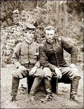 Cette guerre a déchiré de nombreuses amitiés, familles, ... Avec quel célèbre descendant de président américain le lieutenant Custer fut-il pris en photo après que son ami qui avait rejoint le Sud soit fait prisonnier ?