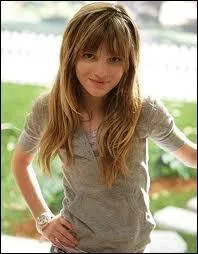 Qui est cette petite fille qui prend la pose ?