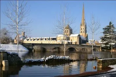 Des quatre départements que je vous cite, lequel n'est pas limitrophe de celui de la Vienne ?