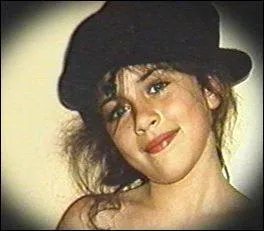Et cette jeune fille à chapeau ?