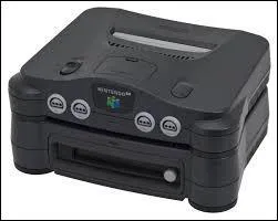 Cette Nintendo 64 est branchée sur une extension sortie uniquement au Japon, le :