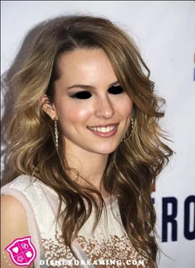 De quelle couleur sont les yeux de Bridgit Mendler ?