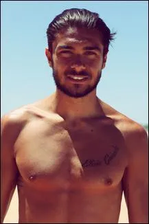Quel est le prénom de ce beau brun ?