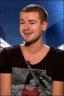 Comment s'appelle ce blogueur people, très collant ?