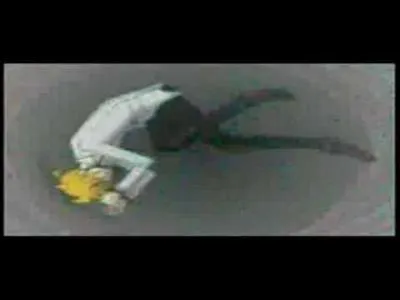 Dans "Re-Birthday", Len ne peut pas s'échapper car...