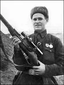 Décembre : Vassili Zaïtsev, ce nom ne vous dit sûrement rien et pourtant vous connaissez son histoire si vous avez vu ''Stalingrad'' . C'était ce tireur d'élite soviétique très efficace dont l'épopée avait été racontée par...