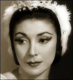Février : Margot Fonteyn excellait dans son art... Son nom vous est peut-être inconnu mais si je vous dis qu'elle a été la partenaire de Rudolf Noureev, vous devinerez sûrement qu'elle était une grande...