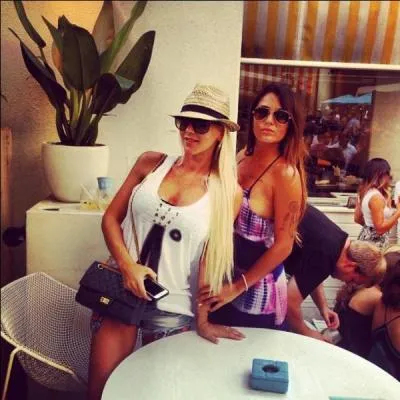 Comment toi et Amélie vous surnommez, vous entre vous ?