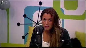 Pour revenir vite fait sur ton ancienne aventure, dis-moi avec quel beau gosse t'étais-tu mise en couple ?