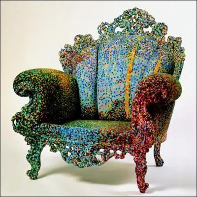 Alessandro Mendini a développé des idées qui s'opposaient à la production industrielle de masse (on parle parfois d'antidesign). Il a fondé :