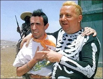 Qu'est-ce qui est à plumes dans un film avec Coluche  ?