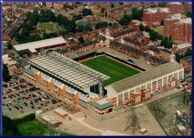 Mon quipe a longtemps vgt en queue de classement avant de descendre dans les bas fonds du foot anglais et ce malgr les passages de Robbie Savage, Emile Heskey ou Lilian Nalis.