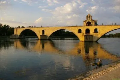 Voyons si vous allez danser sur le pont d'Avignon, trouvez le nom antique de la ville !