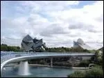Pour fêter ses 25 ans, le parc du Futuroscope s'est associé à Joël Robuchon pour réaliser la plus grande purée de pommes de terre du monde.
