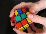 Edouard Chambon est certainement le meilleur "speedcuber" français, ce qui signifie qu'il résout très vite les Rubik's Cube.